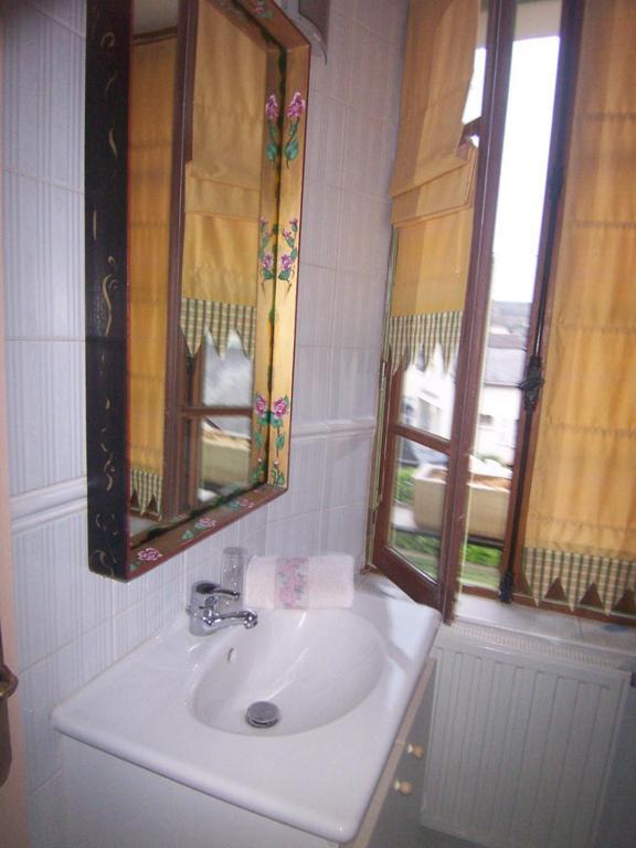 Logis Deritel Bed & Breakfast Montsûrs Cameră foto